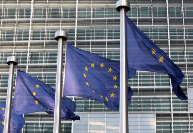 Avrupa bayraklarını ön berlaymont Binası Merkez Brüksel Komisyonu.