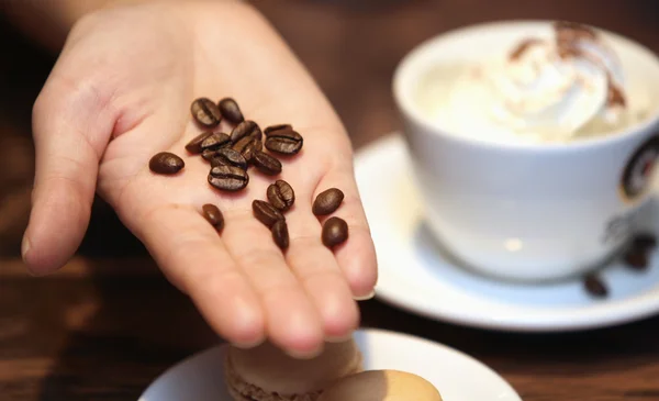 Tasse blanche de café avec des haricots — Photo