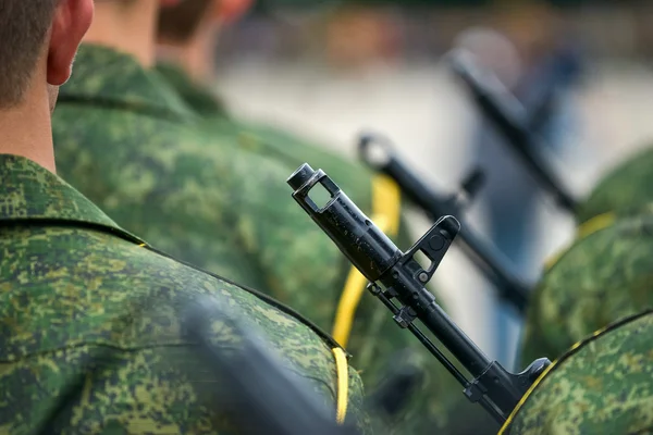 Soldados en uniforme con rifles de pie —  Fotos de Stock