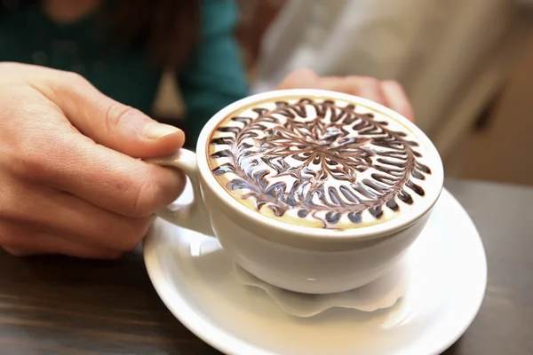 Tasse blanche de café avec des haricots — Photo