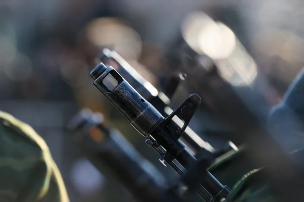 Soldaduras sosteniendo un cañón de pistola —  Fotos de Stock