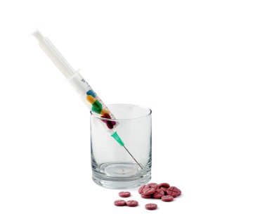 tıbbi şırınga witn hapları ve beyaz arka plan üzerinde izole cam masa,