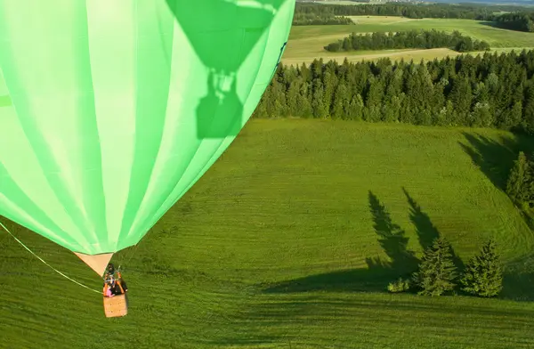 Globo de aire caliente sobre el campo con cielo azul, de cerca — Foto de Stock