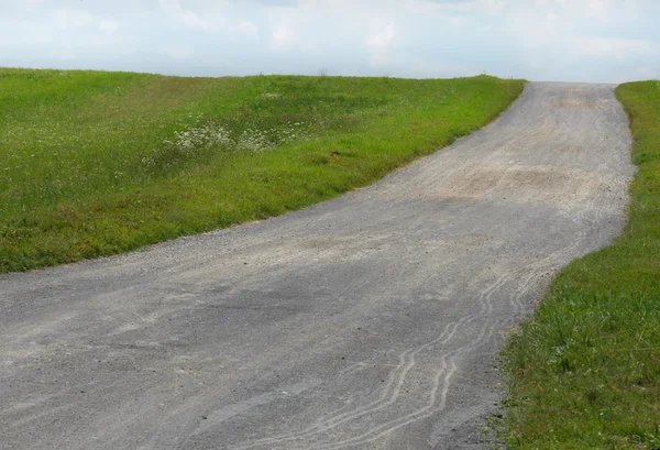 Campo de relva e estrada rural — Fotografia de Stock