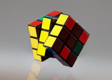 Gri bir arka plan üzerinde izole Rubik küpü
