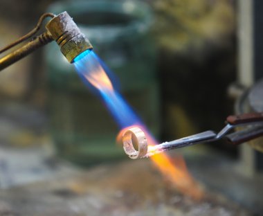 Smithy izole demir örs üzerinde akkor öğesinde