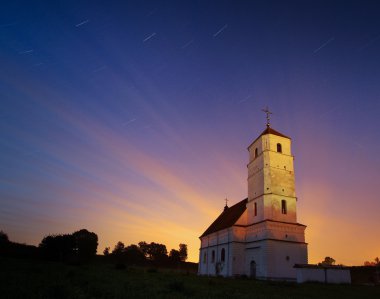 Kilise altın haç, izole skyblue zemin üzerine