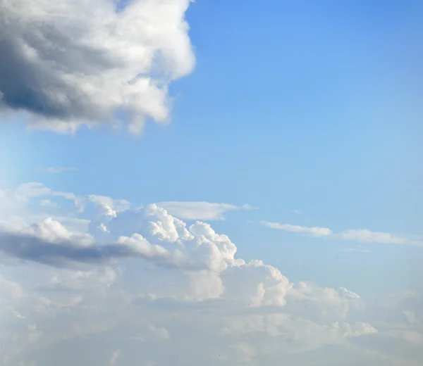 Wolken in de blauwe lucht — Stockfoto