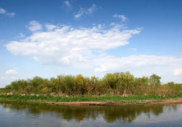 Blick auf den Fluss mit Spiegelungen und blauem bewölkten Himmel — Stockfoto