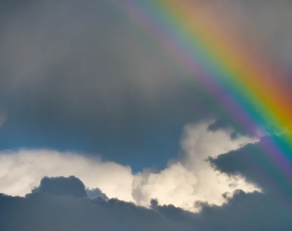 Vacker regnbåge på himlen — Stockfoto