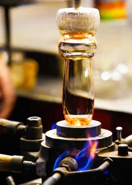 Horno de vidrio. Hombre sosteniendo un vaso al rojo vivo, de cerca — Foto de Stock