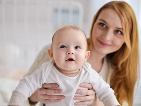 Retrato de madre y bebé felices —  Fotos de Stock