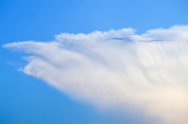 Moln i den blå himlen — Stockfoto