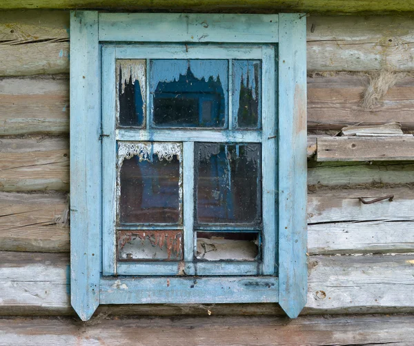 Alte schmutzige Fenster an der Wand — Stockfoto