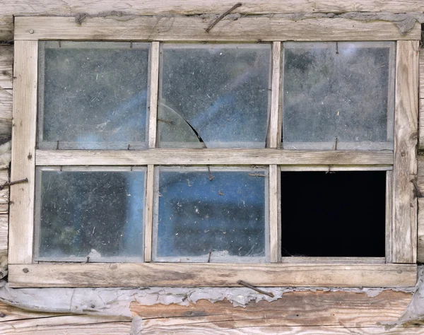 Vieille fenêtre sale sur le mur — Photo
