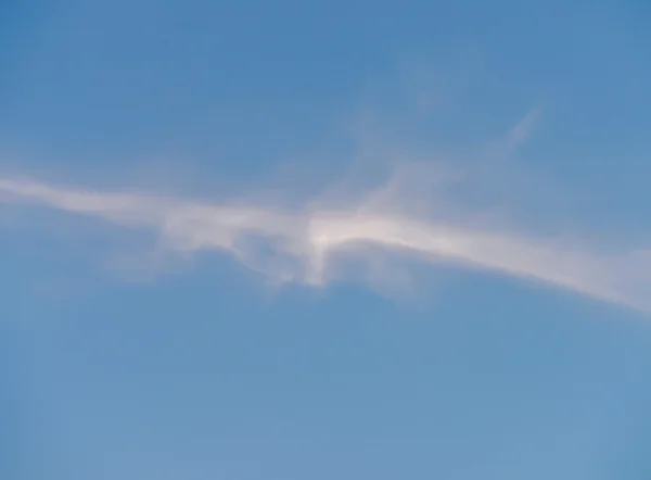 Nuages duveteux blancs dans le ciel bleu — Photo