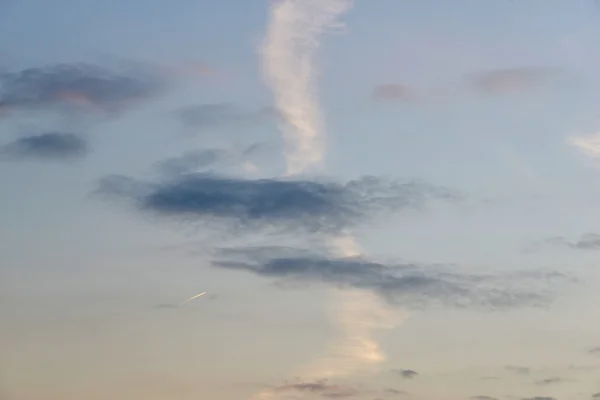 Vita fluffiga moln i den blå himlen — Stockfoto