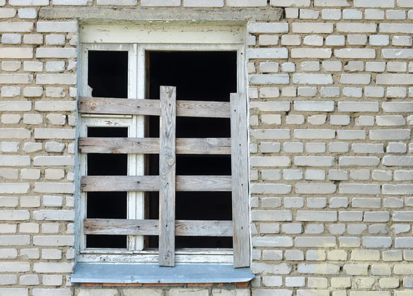 Alte schmutzige Fenster an der Wand — Stockfoto