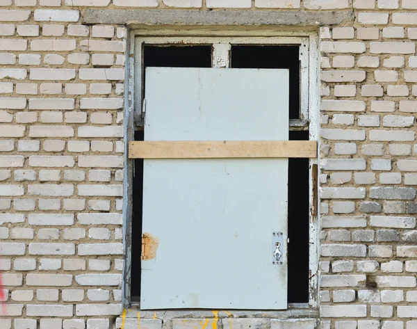 Alte schmutzige Fenster an der Wand — Stockfoto