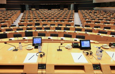 İç modern konferans salonu görünümünün pencereden.