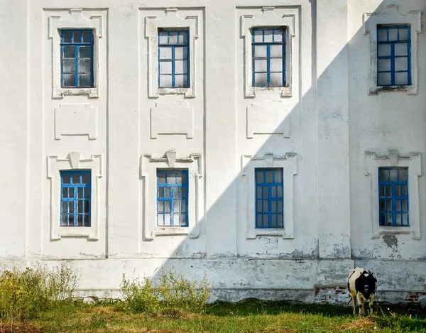 Casa velha com uma janela suja — Fotografia de Stock