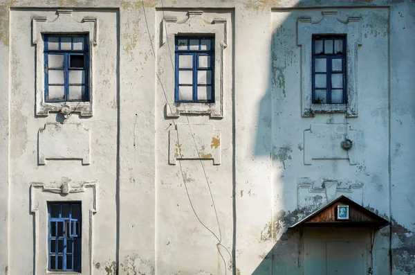 Casa velha com uma janela suja — Fotografia de Stock