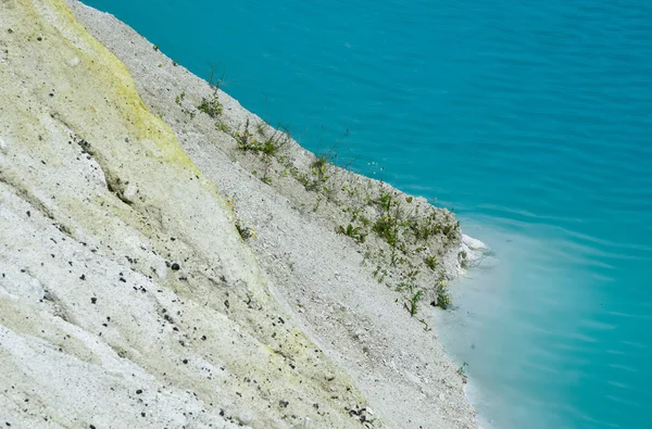 Tropikal deniz ve plaj kayalar — Stok fotoğraf