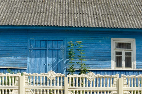 Starý dřevěný dům ve vesnici — Stock fotografie