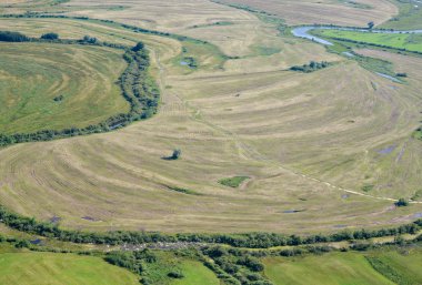 Yansımalar ve mavi bulutlu gökyüzü ile nehre bak
