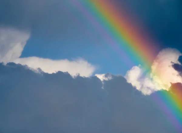 Vacker regnbåge på himlen — Stockfoto