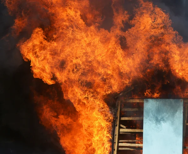 Drewniany dom w płomieniach — Zdjęcie stockowe