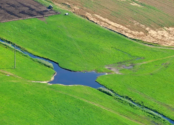 Vista aérea sobre a terra de inundação o grande rio durante o verão . — Fotografia de Stock