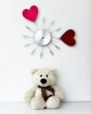 Duvardaki yürekleri saat 