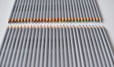 Üst üste beyaz arka plan üzerinde izole yalan renkli ahşap kalemler