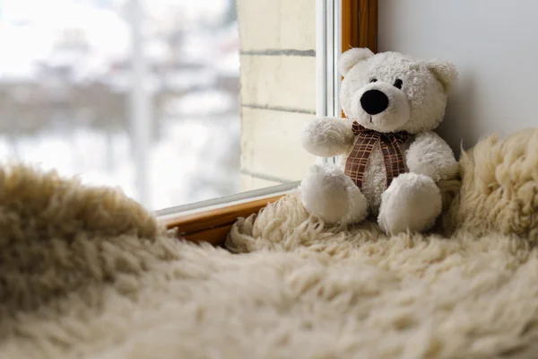 Teddy bear ablakpárkányon háttér — Stock Fotó