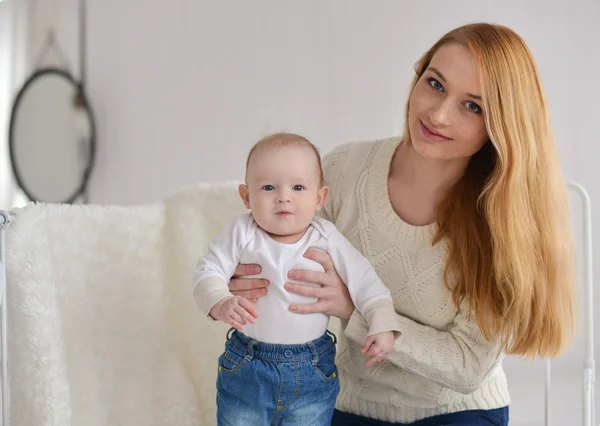 Retrato de madre y bebé felices —  Fotos de Stock
