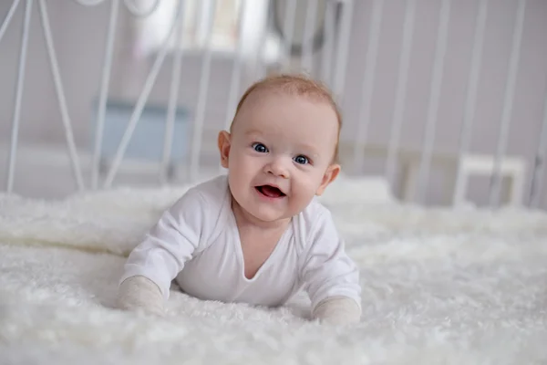 Retrato de un bebé arrastrándose en la alfombra en la habitación —  Fotos de Stock
