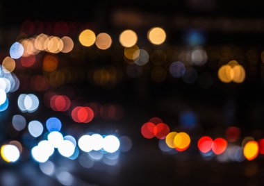 Şehir ışıkları bokeh arkaplanını bulanıklaştırdı