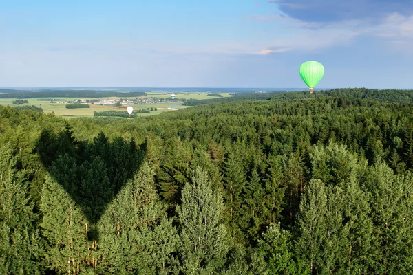 Warme luchtballon over het veld met blauwe lucht — Stockfoto