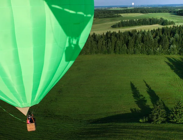 Horkovzdušný balón nad polem s modrou oblohou — Stock fotografie