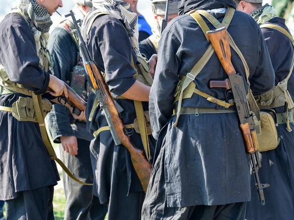 Vojáci v uniformě s puškami, stojící — Stock fotografie