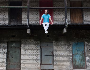 Sarkan bacakları ile oturan genç adam