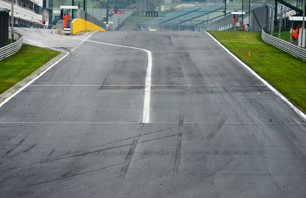 Vista da pole position em uma pista de corrida . — Fotografia de Stock