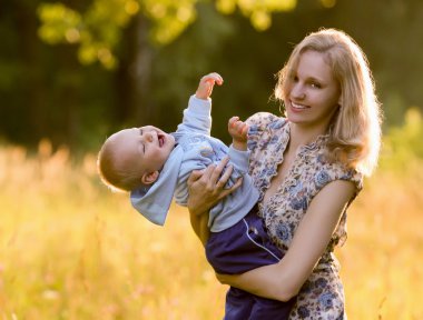 Anne ve çocuk parkta.