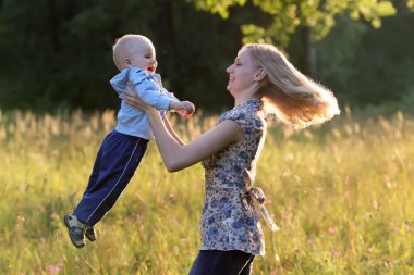 Anne ve çocuk parkta.