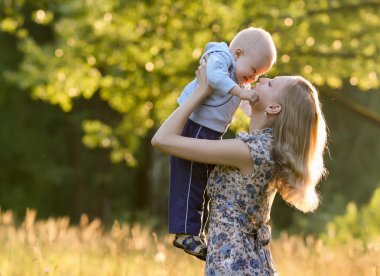 Anne ve çocuk parkta.