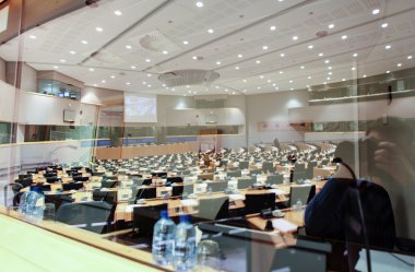 İç modern konferans salonu görünümünün pencereden.