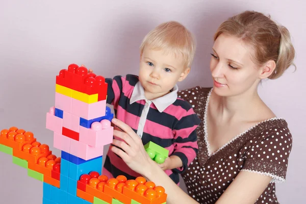 Niño y madre juegan juguetes juntos —  Fotos de Stock