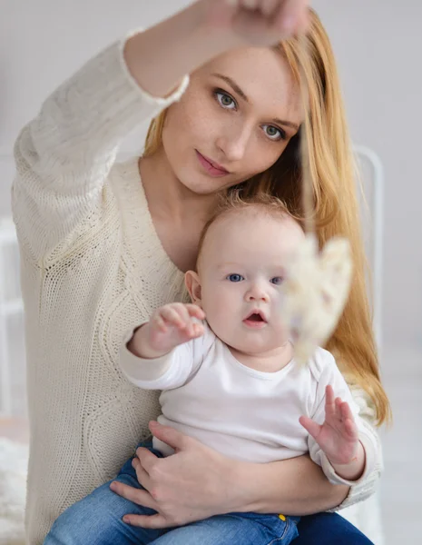 Porträtt av lycklig mor och barn — Stockfoto