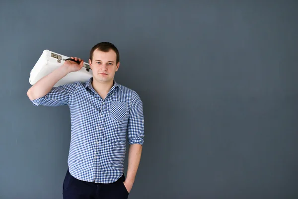 Retrato de un joven con bandolera aislada sobre fondo gris — Foto de Stock